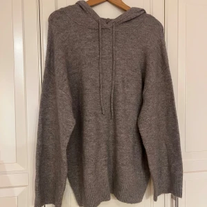 Stickad hoodie - Mysig stickad oversized hoodie med huva. Endast testad. Nypris 500kr