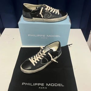 Philippe Model svarta sneakers herr - Helt nya oanvända. Gör lumpen just nu så har ingen nytta av de!                              Skriv vid frågor, Mvh Linus 😊