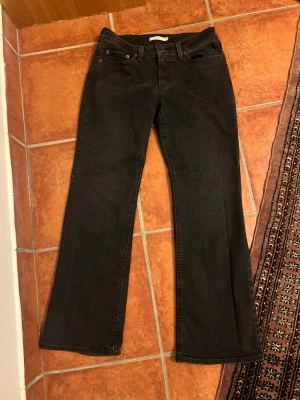 Levi's Superlow Boot svarta jeans - Svarta jeans från Levi's i modellen Superlow Boot med låg midja och bootcut. W-30 L-30. Endast testade 