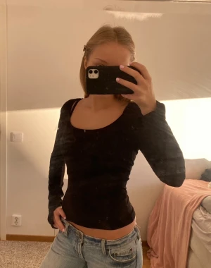 Svart långärmad topp  - En svart långärmad topp som är lite urringad, halvt öppen vid handen men med lång ärmlängd ❤️