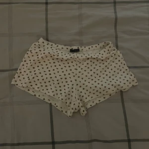 Pyjamasshorts  - Supersöta blommiga pyjamasshorts från brandy melville, använda en gång. 