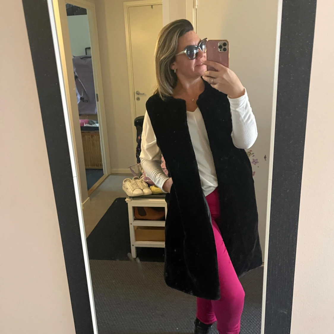 Svart lång pälsväst med fickor - 3