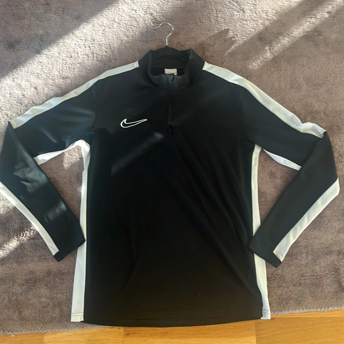 Nike svart/vit träningströja med halvzip