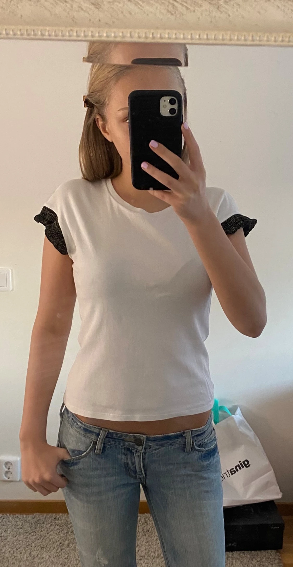 Vit topp med glittriga svarta volangärmar