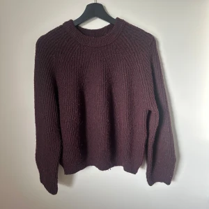 Vinröd stickad tröja Pull&Bear - Mysig vinröd stickad tröja från Pull&Bear i storlek S den är använd men har inga defekter❣️
