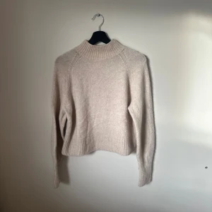 Beige stickad tröja & Other Stories - Mysig beige stickad tröja från & Other Stories i storlek S inga defekter på den🥰