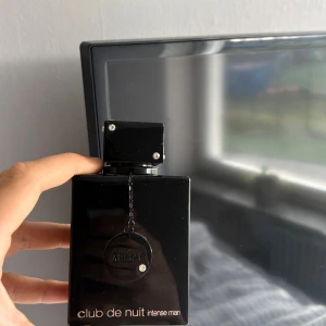 Club de Nuit Intense Man - Stilren och populär herrparfym från Armaf. Flaskan har en modern design och passar dig som vill sticka ut med en ikonisk doft. Perfekt för dig som gillar att testa nya trender och vill ha något som syns i samlingen. Box medföljs nästan aldri använd 