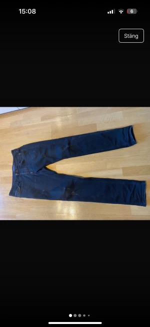 Svarta jeans från Philipp Plein - Säljer ett par svarta jeans från Philipp Plein med PP-logga på bakfickan. Storlek 31😊