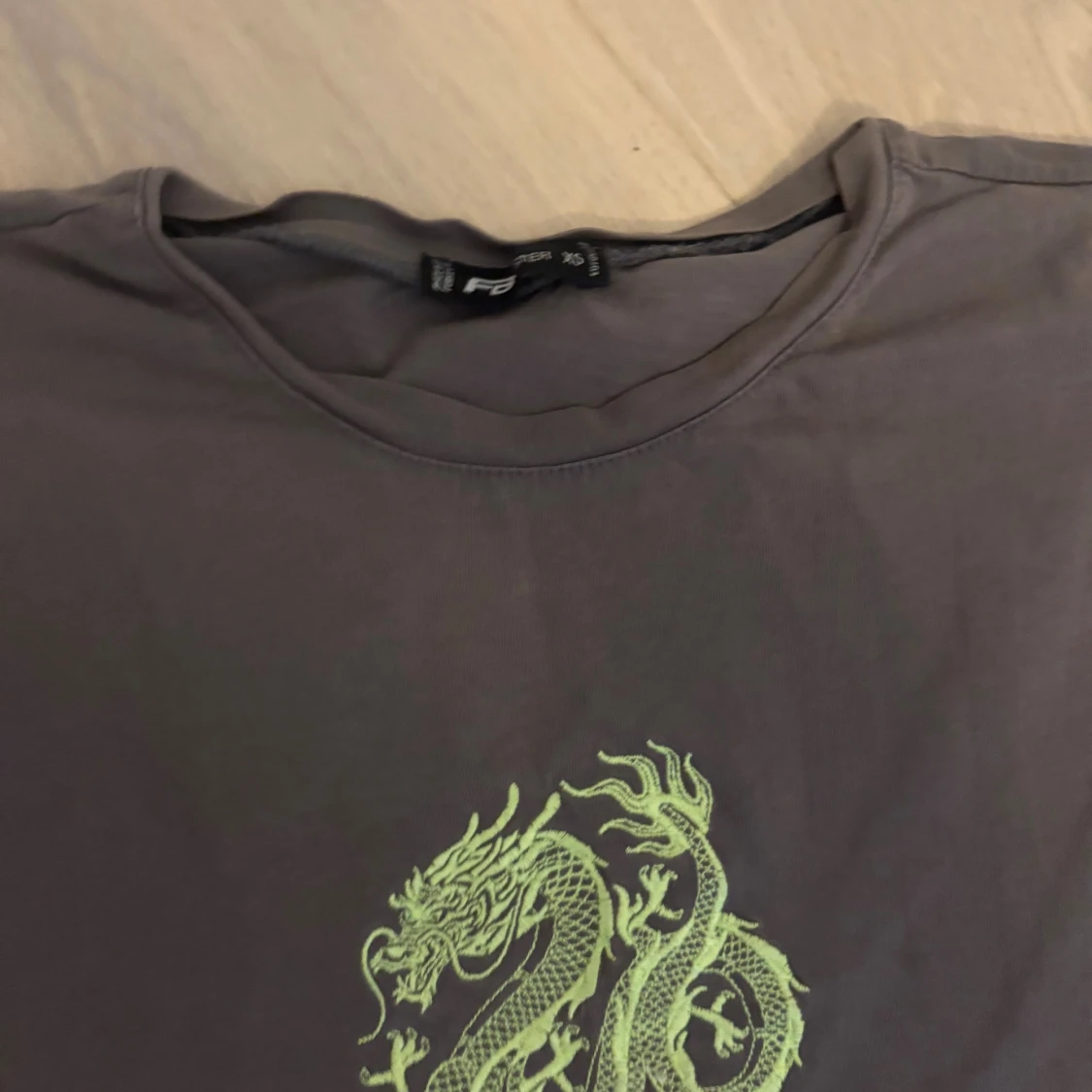 Grå t-shirt med neon draktryck - 1