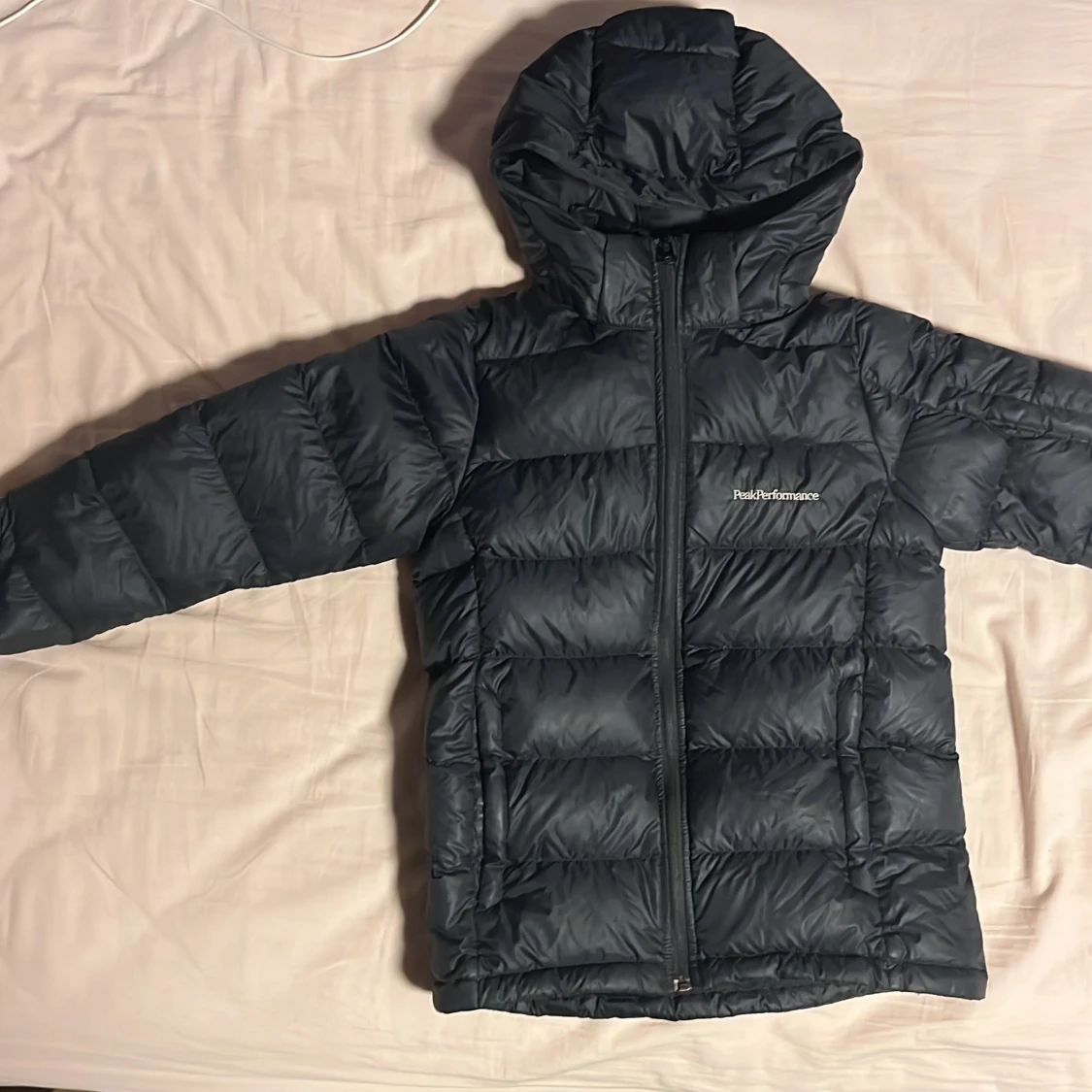 Svart Peak Performance dunjacka med huva