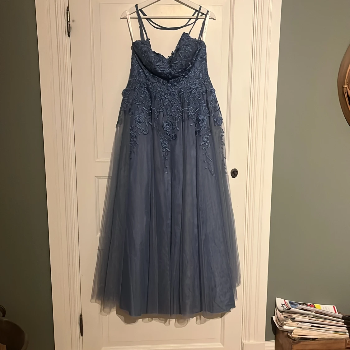 Blå långklänning med spetsdetaljer