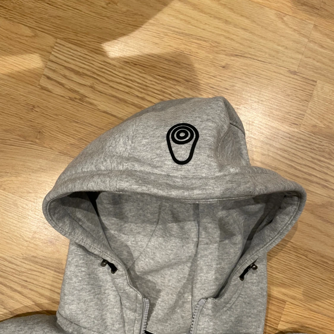 Grå hoodie från Sail Racing - 3