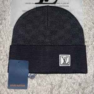 LvMössa - Svart mössa. Perfekt inför vintern och se till att hålla er varma inför den kalla kylan. Mössan håller dig varm och är skön material. Perfekt inför vintern och ett riktig kap. Snabb frakt, one size. 👍 