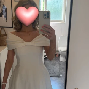 Vit klänning  - Obeskrivligt fin klänning, passar bra till studenten men även andra fina minnesvärda stunder!! Älskar älskar älskar 🤍😍 använd 1 gång 