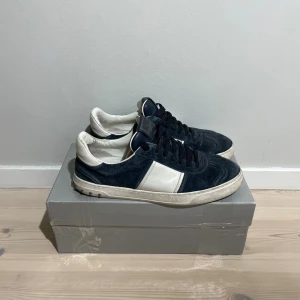 Valentino Flycrews - Säljer ett par Valentino Flycrews i storlek 43. Endast 2 bitar saknas. Startpris på 2900 men kan diskuteras! Hör av er vid frågor och funderingar🫵😊