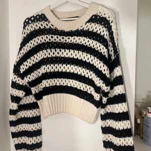Randig stickad tröja i svart och vitt - Säljer en snygg stickad tröja med svarta och vita ränder. 