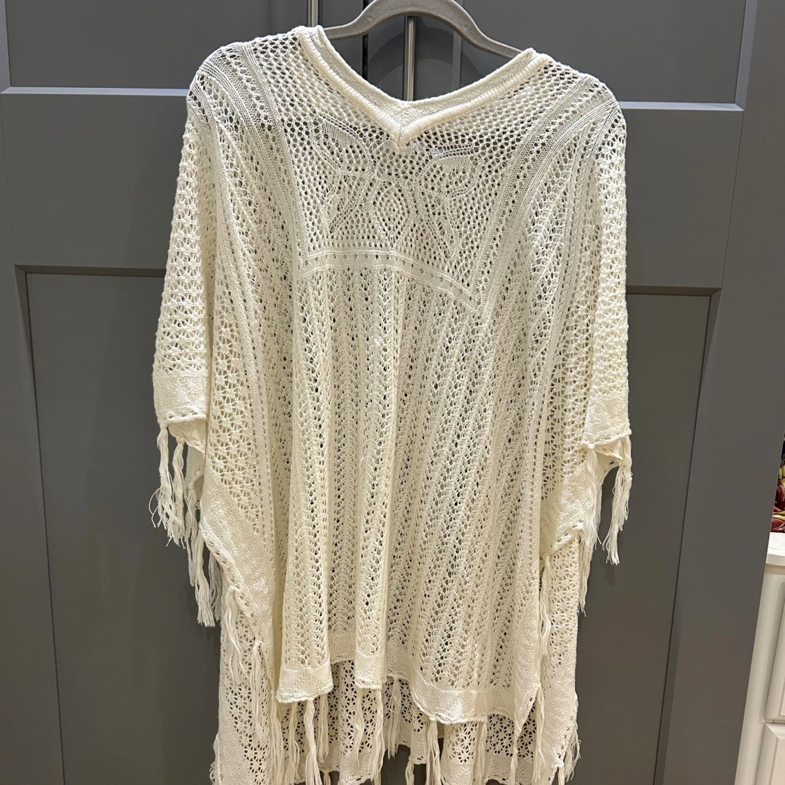 Vit stickad poncho från MinMilo - 1