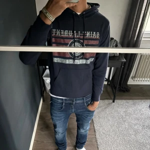 Saint Laurent hoddie - Tja, säljer en fet mörkblå Saint Laurent hoddie i storlek S, modellen är 178 cm lång och tröjan är lite liten i storleken så passar runt 170-175, köpt på plick, pris går att diskutera vid snabb affär💯🍾🍾