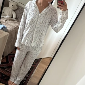 Pyjamas  - Suuuuperskön pyjamas från Kappahl med jättegulligt mönster 🥰🥰🥰