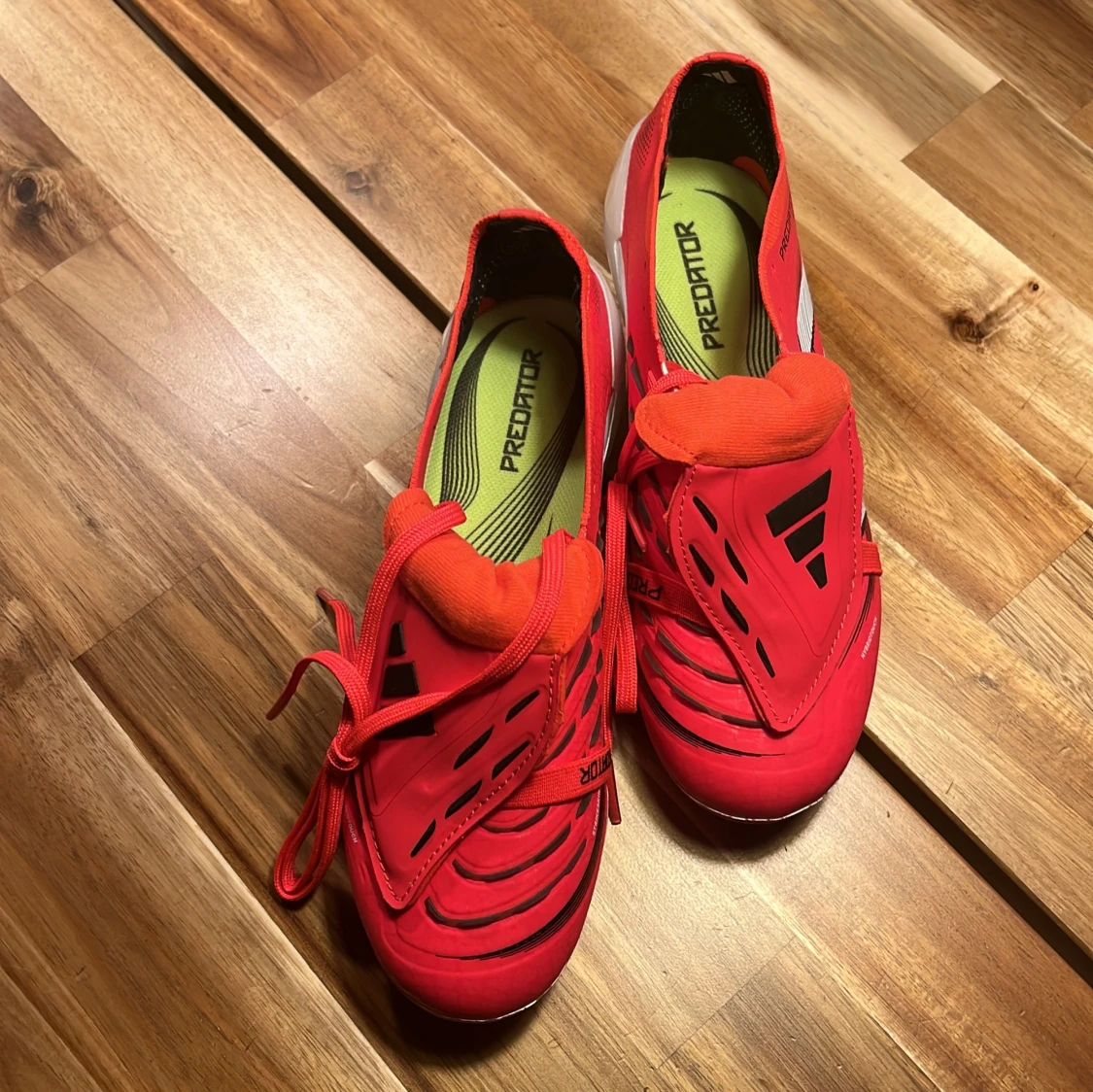 Adidas Predator röda fotbollsskor - 1