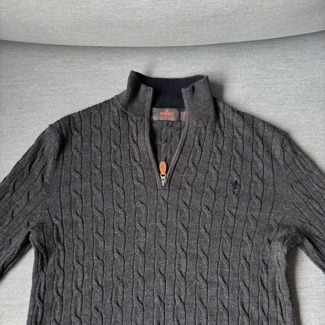 Mörkgrå stickad half zip från Morris