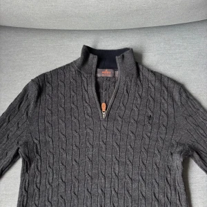 Mörkgrå stickad half zip från Morris - Kabelstickad mörkgrå Halvzip från Morris i storlek S | 100% merinoull | Grymt skick | Hör av dig vid frågor 