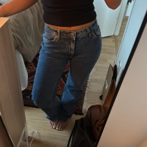 Mid waist jeans - Mid waist jeans från bikbok, endast använda 1 gång!! Strl 25 i midja och 30 i längd 🥰