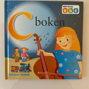 Min första bok -C boken - En färgglad och lekfull bok där du får följa Alf och Bett på äventyr med cello, tåg och andra saker som börjar på bokstaven C. Perfekt för dig som vill lära dig alfabetet på ett roligt sätt! Passar unga läsare som gillar musik, tåg och spännande upptäckter.boken är slutsåld finns inte att få tag 