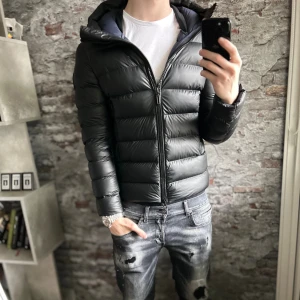 Tvärfet Vinterjacka  - Mycket fint skick, inga defekter. Storlek 48/S passar dig som är mellan 175-185cm ungefär. Nypris ca 5000kr. Modellen är 185 cm, 79 kg. Passar bra nu till vintern. Skriv för mer information!🤝