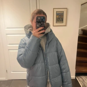  pufferjacka hm - superfin ljusblå vinterjacka från h&m, väldigt varm och skön. rymlig luva! jättebra skick. passar s-m.