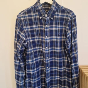 Skjorta Ralph Lauren - Skjorta Ralp Lauren slim fit storlek M. Mycket fint skick. Sparsamt använd. 100% bomull 