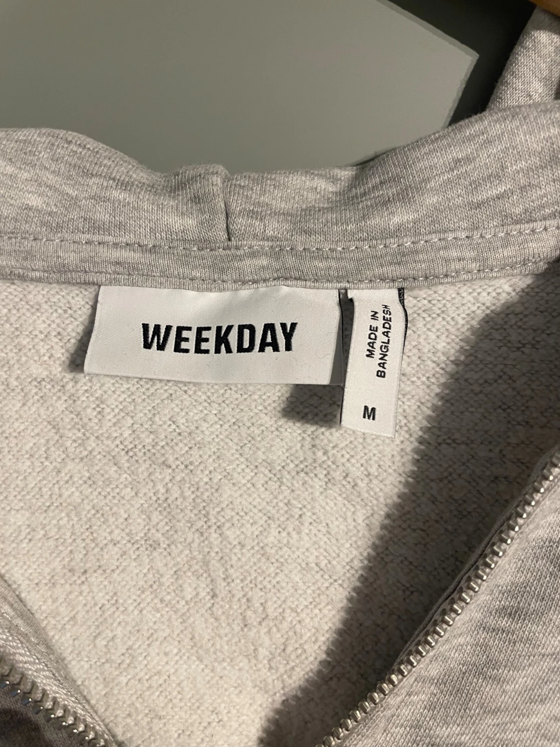 Grå hoodie med dragkedja från Weekday - 3
