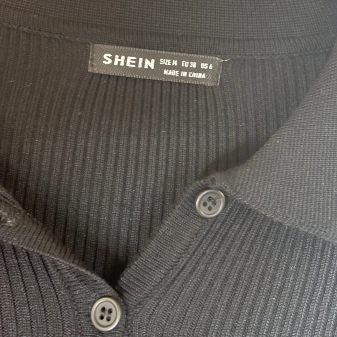 Svart ribbad klänning  - 1