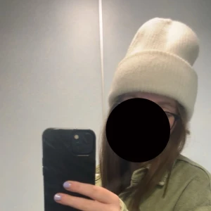 Vit stickad mössa - Vit mössa från lager 157, råkade köpa den i denna modell men skulle köpa den liknande. Enbart använd en gång och inga defekter.