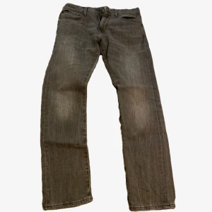 Ralph Lauren Sullivan - Snygga grå jeans från Polo Ralph Lauren, modell Sullivan Slim. Klassisk femficksdesign med svarta läderpatch bak i midjan. Slim passform och raka ben, tillverkade i mjukt jeanstyg. Perfekt för dig som gillar stilrena och tidlösa jeans.