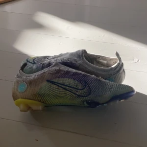 Nike Flyknit fotbollsskor i flerfärg - Säljers ett par Nike fotbollsskor. Riktigt slitna! Hade säkert gått att använda men dom säljs billigt. Är elite modell! 