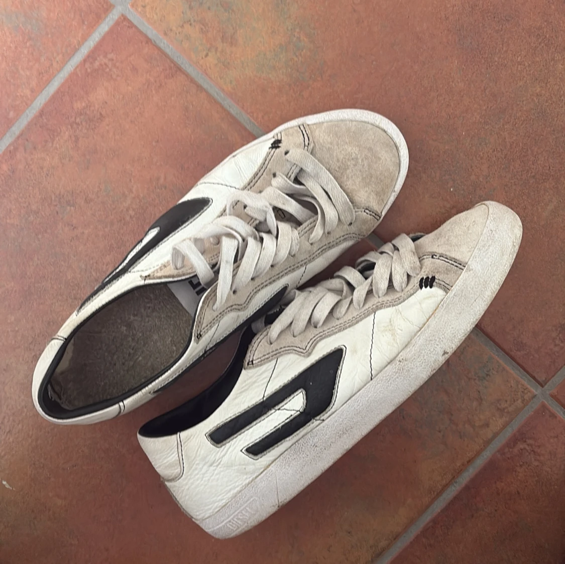 Vita sneakers med svart detalj