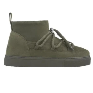 Olivgröna boots från Inuikii i mocka - ”Classic low sneaker green” Klassiska sneaker-boots från INUIKII i lammskinn och läder. Bootsen är vattenresistenta och har stabila sulor i gummi. Foder: 100% Ull Sulmaterial: 100% Eco gummi Nypris: 2699kr Aldrig använda utomhus. En liten defekt (se sista bilden)