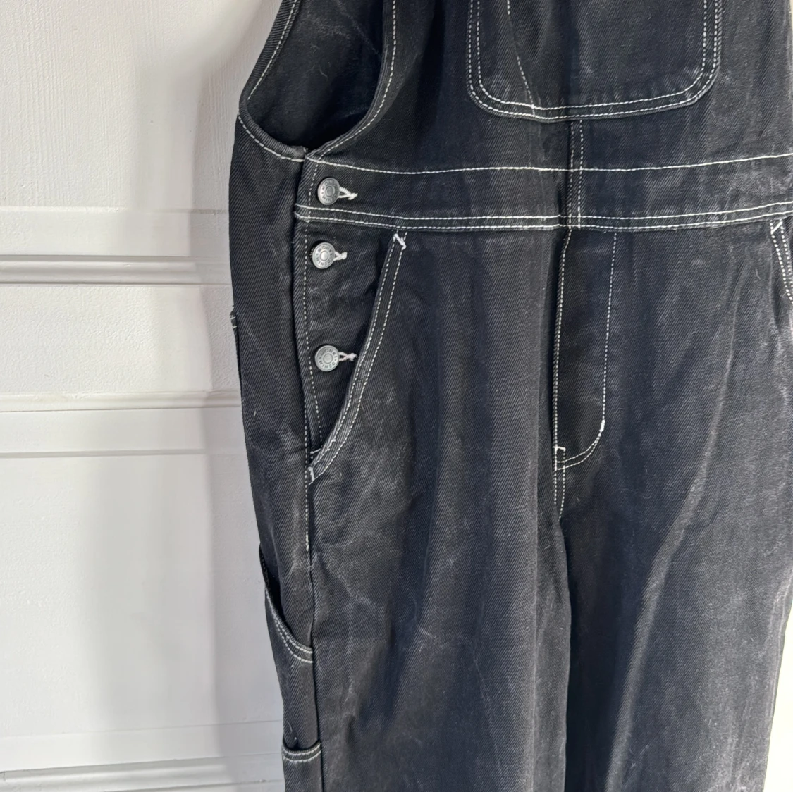Svarta denim hängselbyxor från Monki - 3