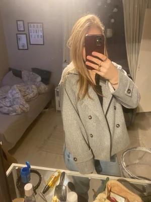 Grå kappa  - Super fin i storlek 160 men passa mig som har S