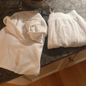 Frotté set  - Fräscha vita shorts och pike  i mjuk frotté med bred resår i midjan för skön passform. Perfekta att chilla i hemma eller dra på efter badet. Modellen är loose och materialet är riktigt mjukt mot huden. Säljes i storlek S.