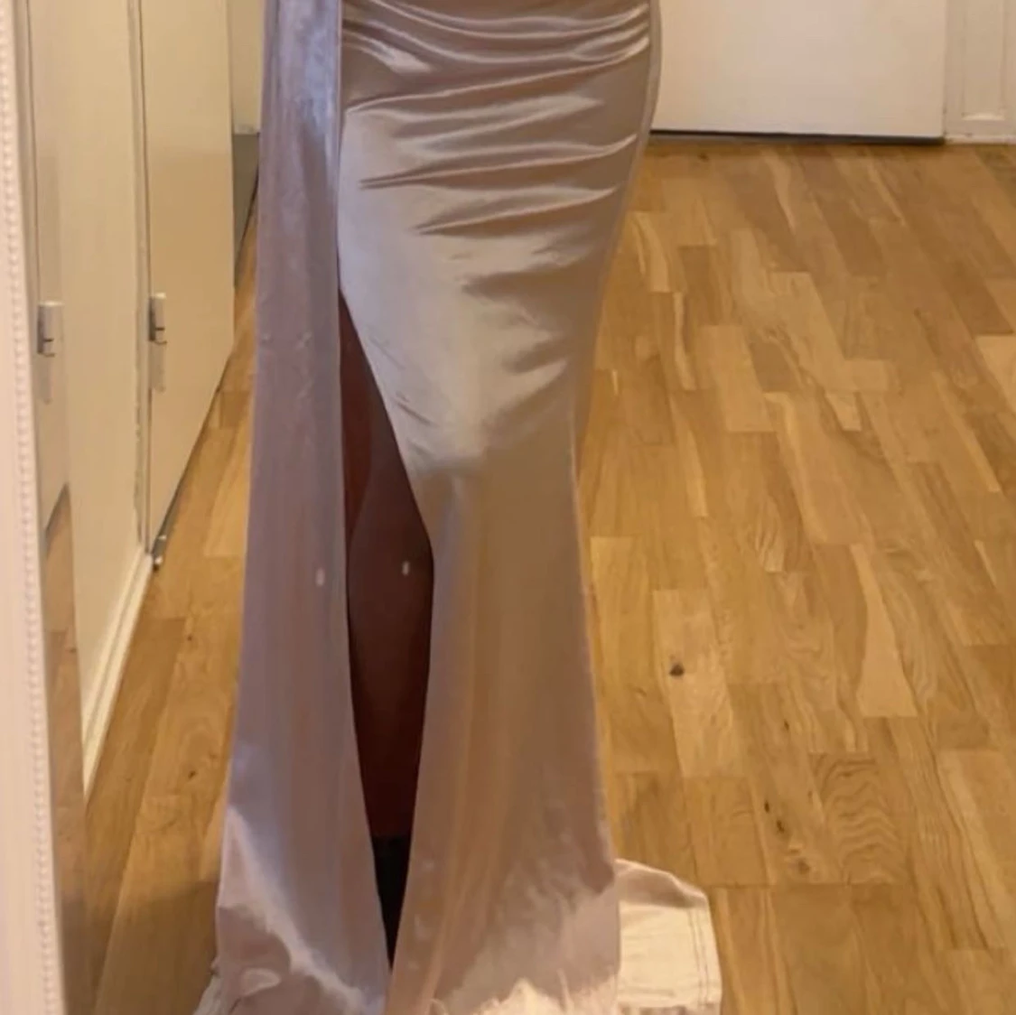 Champagnefärgad långklänning i satin - 1