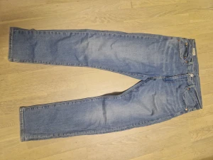 Levi's 512 ljusblå jeans W33/L32 - Säljer ett par Levi's 512 jeans i ljusblå tvätt i storlek 33/32.