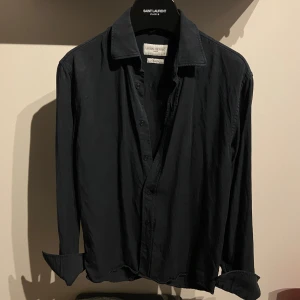 John Henric lyocell skjorta - Tja! Säljer denna sjukt snygga John Henric skjortan i materialet lyocell som är riktigt schysst! Skick 10/10 ( knappt använd ) Storlek XS ( sitter som S )