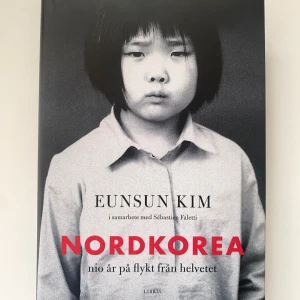 NORDKOREA - Eunsun Kim - En gripande berättelse om Eunsun Kims flykt från Nordkorea. Som tolvåring tvingades hon kämpa för överlevnad under svåra förhållanden. Boken ger en stark inblick i livet under diktaturen och vägen till frihet. Perfekt för dig som vill läsa om verkliga livsöden och mod.