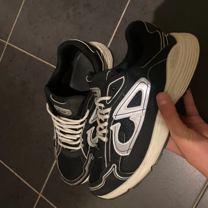 B30 skor   - Cd b30 skor med en svart fin disign och ha reflexer dom är i stolek 45 