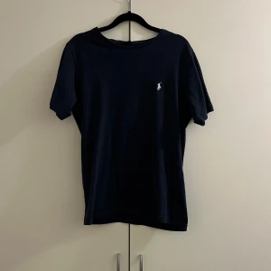  Ralph Lauren t-shirt - Hej, säljer nu min extremt fina och eftertraktade tshirt från märket Polo Ralph Lauren i fint sick. T-shirten är lite urtvättad men ingen som märks tydligen. Skriv vid fler funderingar!