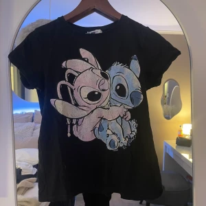 Svart Stitch t-shirt med tryck - Svart t-shirt från Disney man kan både ha den som thsirt men också som pyamas väldigt fin 