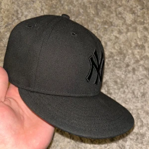 New era 59fifty - Hej, säljer nu min extremt fina och stilrena keps från märket new era till ett oslagbart pris. Kepsen är i storlek 57,7 och är i väldigt fint sick. Skriv vid fler funderingar!