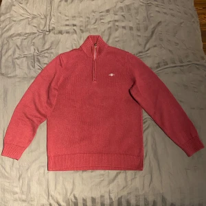 Gant halfzip quarterzip tröja - Tröja från gant med ståkrage och kortvägsdragkedja. Klassisk design med mudd för handleder, krage och nedkant. Gantlogga med sköld på bröst. Knappt använd, tvättad någon enstaka gång. Bara att skriva vid funderingar //Hugl